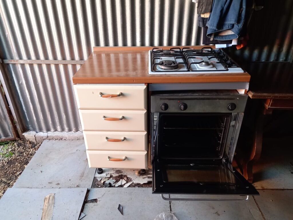 Cucinino di 1 metro con piano cottura a 4 fuochi, forno e 4 cassetti, tutto perfettamente funzionante