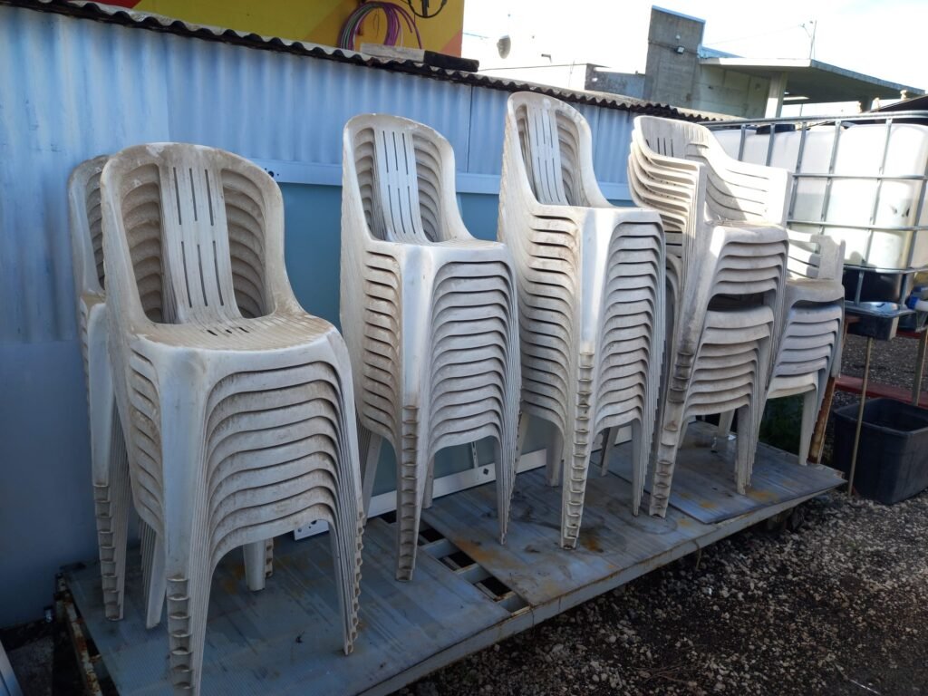 N.70 sedie in plastica usate in ottime condizioni. * Vendita in blocco *