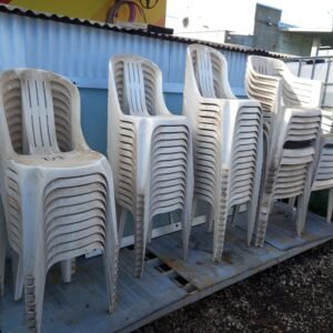 N.70 sedie in plastica usate in ottime condizioni. * Vendita in blocco *