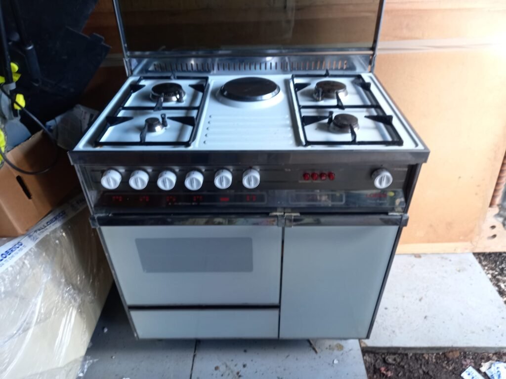 Cucina a gas usata con 4 fuochi, un fornello elettrico e forno. in ottime condizioni