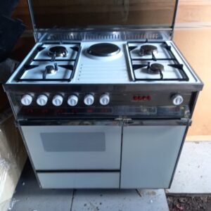 Cucina a gas usata con 4 fuochi, un fornello elettrico e forno. in ottime condizioni