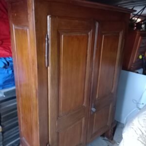 Armadio anticato, usato, colore marrone in buonissime condizioni